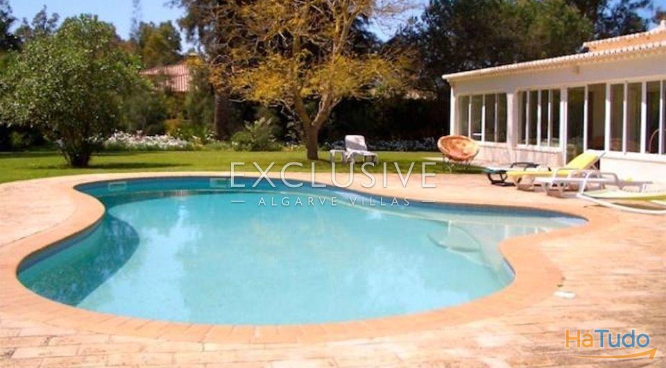 Moradia V5 com piscina, grande terreno para venda no Penina Golfe, Algarve