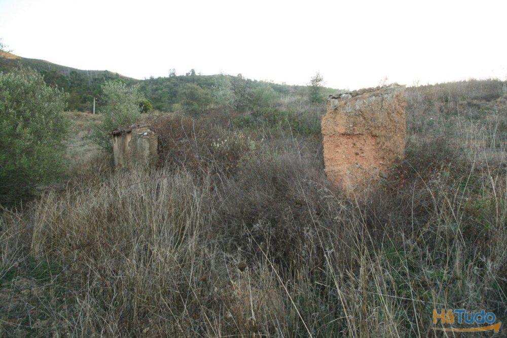Terreno misto com ruína a cerca de 3kms da barragem de Odelouca.