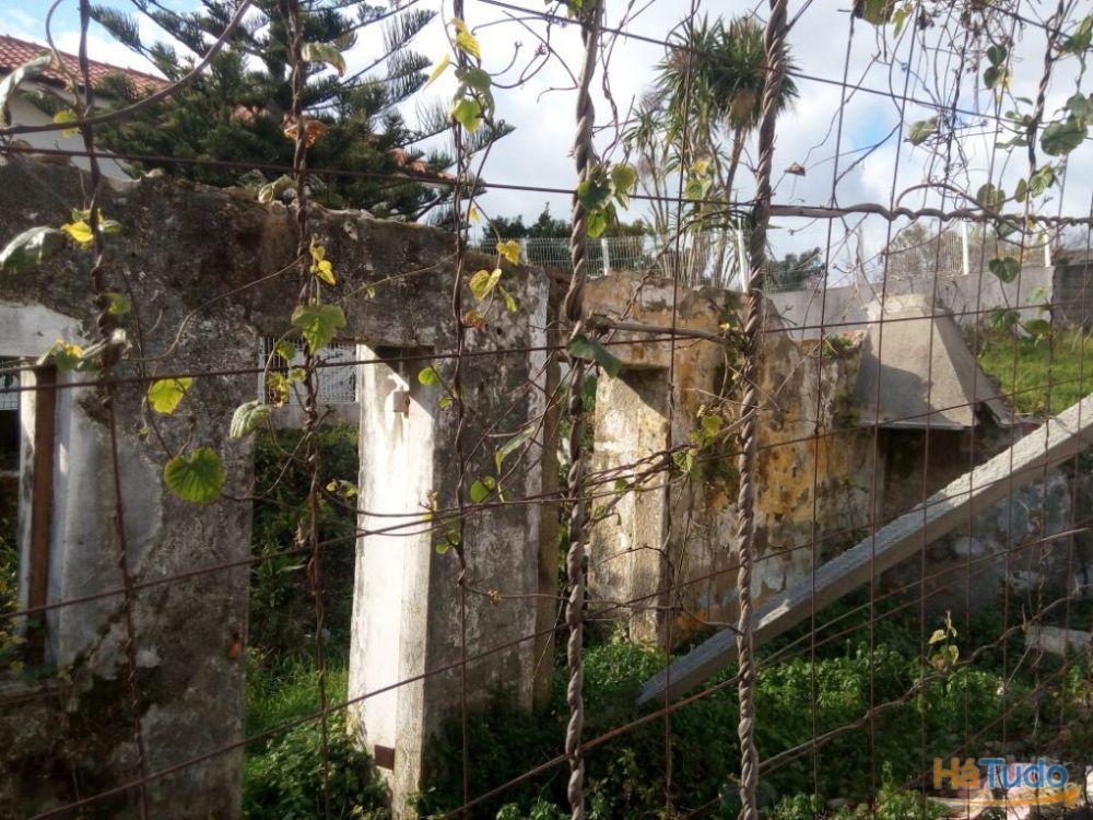 Terreno de Gaveto com casa em ruínas em Santa Barbára - Fânzeres