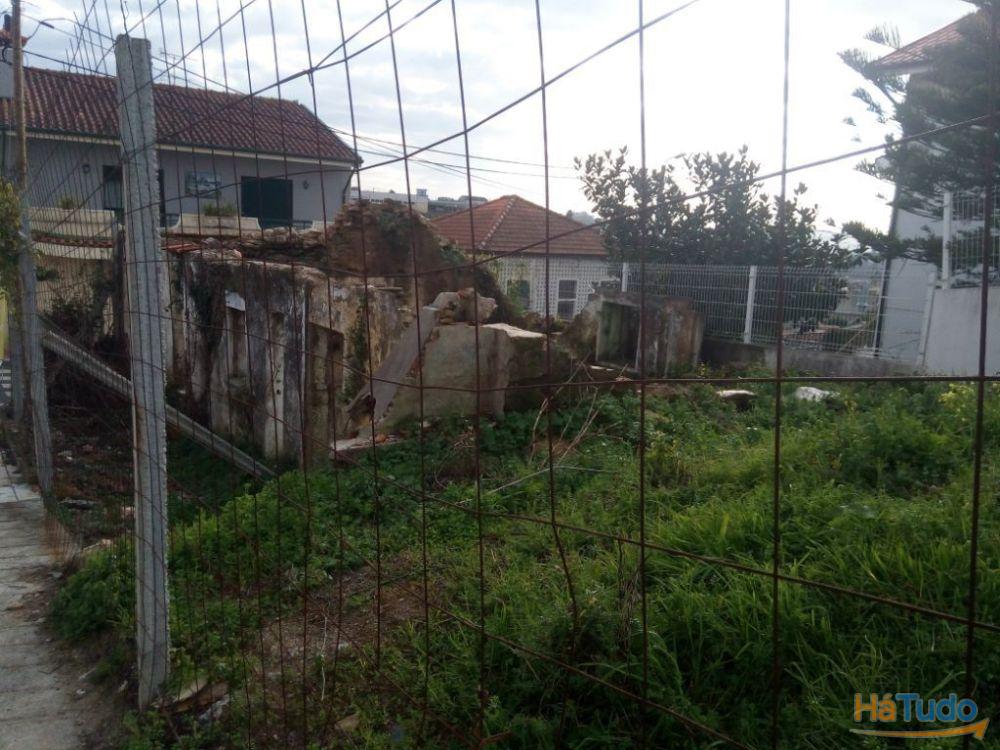 Terreno de Gaveto com casa em ruínas em Santa Barbára - Fânzeres