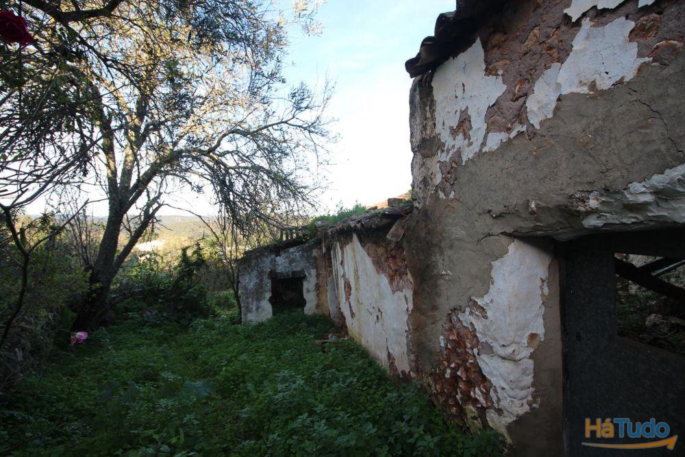 Portugal, Algarve, Faro Loulé , Alte, ruína geminada, situada numa encosta com fantástica vista de campo.