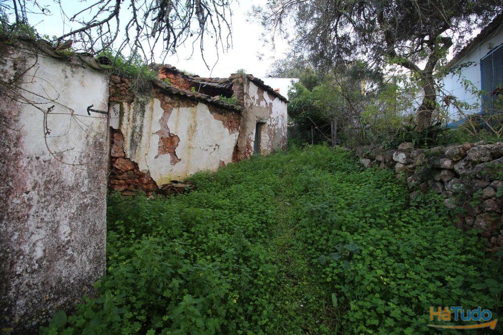 Portugal, Algarve, Faro Loulé , Alte, ruína geminada, situada numa encosta com fantástica vista de campo.