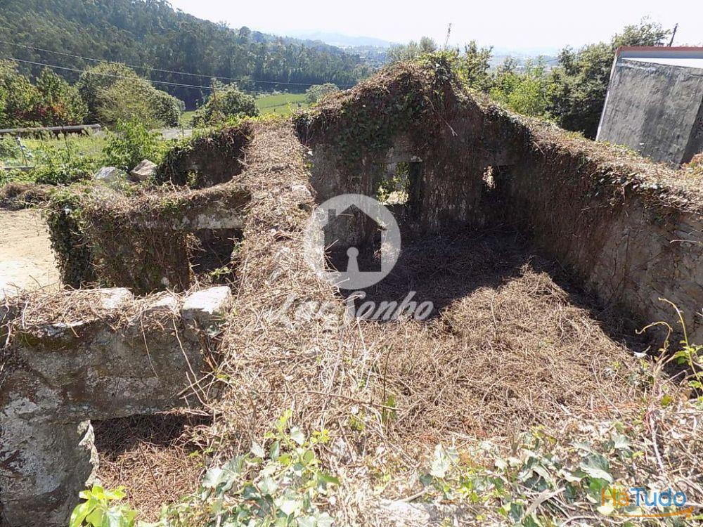 Moradia em ru�nas com terreno de 778 m2  - Jesufrei