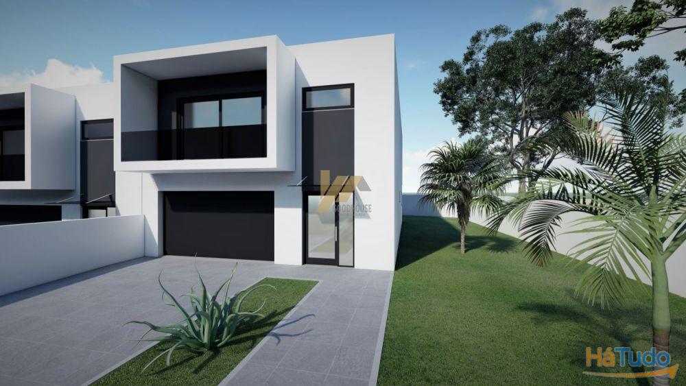 Moradias de três frentes com acabamentos de qualidade Moradias de três frentes com acabamentos de qualidade