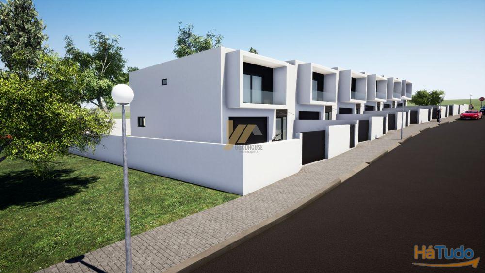 Moradias de três frentes com acabamentos de qualidade Moradias de três frentes com acabamentos de qualidade