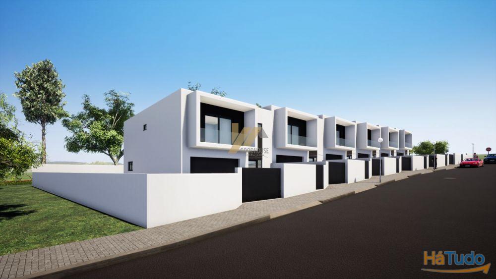 Moradias de três frentes com acabamentos de qualidade Moradias de três frentes com acabamentos de qualidade