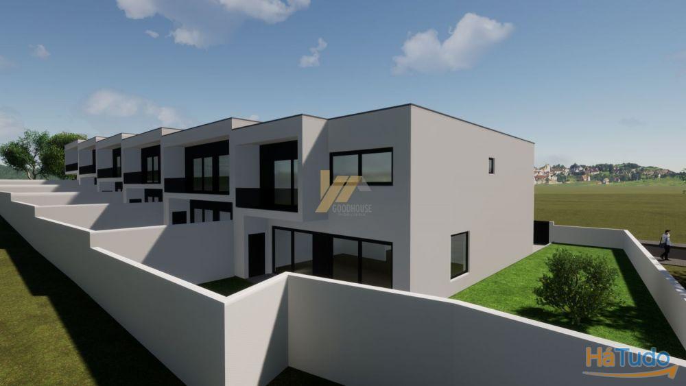 Moradias de três frentes com acabamentos de qualidade Moradias de três frentes com acabamentos de qualidade