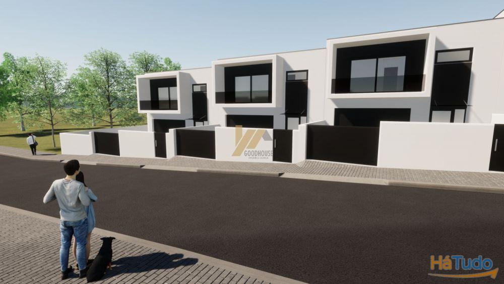 Moradias de três frentes com acabamentos de qualidade Moradias de três frentes com acabamentos de qualidade