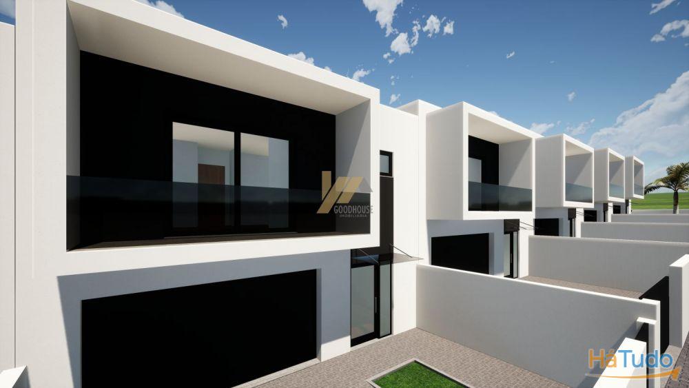 Moradias de três frentes com acabamentos de qualidade Moradias de três frentes com acabamentos de qualidade