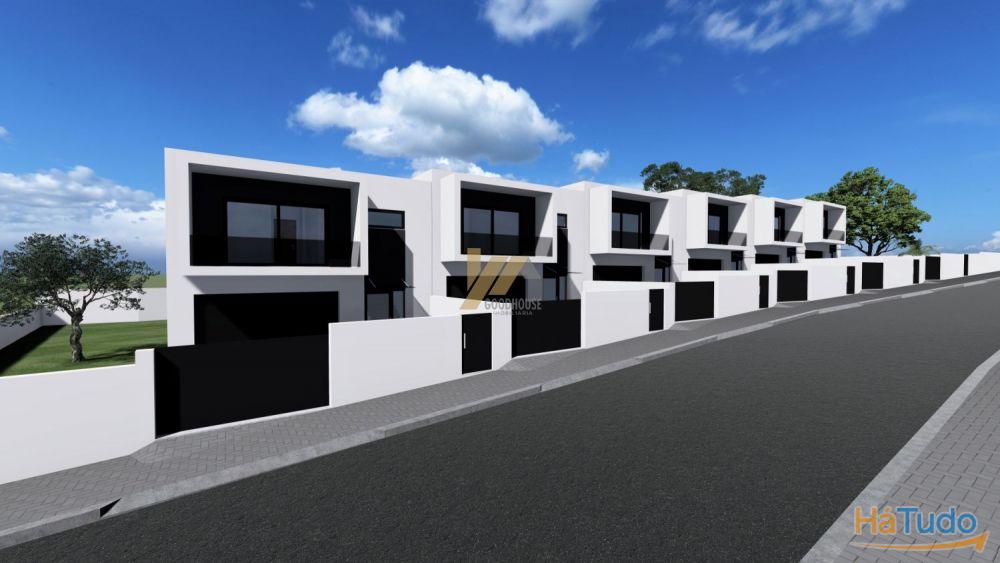Moradias de três frentes com acabamentos de qualidade Moradias de três frentes com acabamentos de qualidade