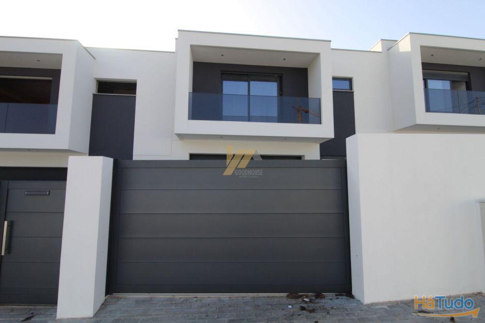 Moradias de três frentes com acabamentos de qualidade Moradias de três frentes com acabamentos de qualidade