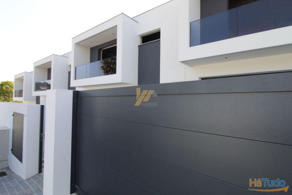 Moradias de três frentes com acabamentos de qualidade Moradias de três frentes com acabamentos de qualidade