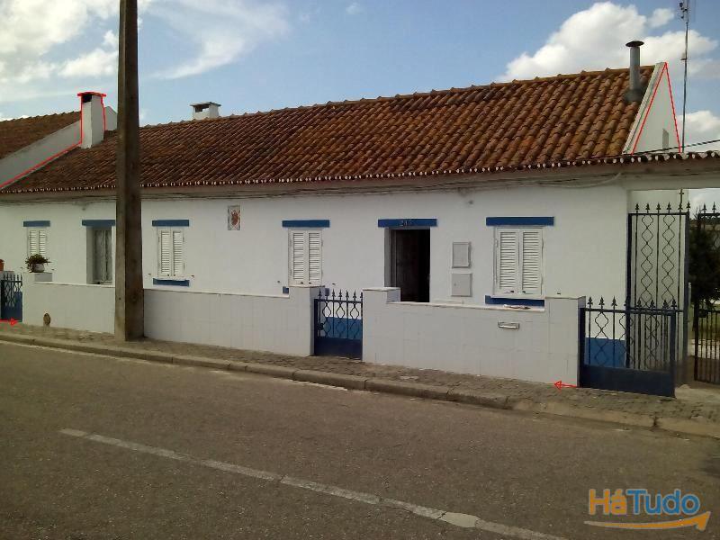 *** Conjunto de 3 moradias térreas com logradouro comum, localizadas na Vila de Mora. *** Conjunto de 3 moradias térreas com logradouro comum, localizadas na Vila de Mora.