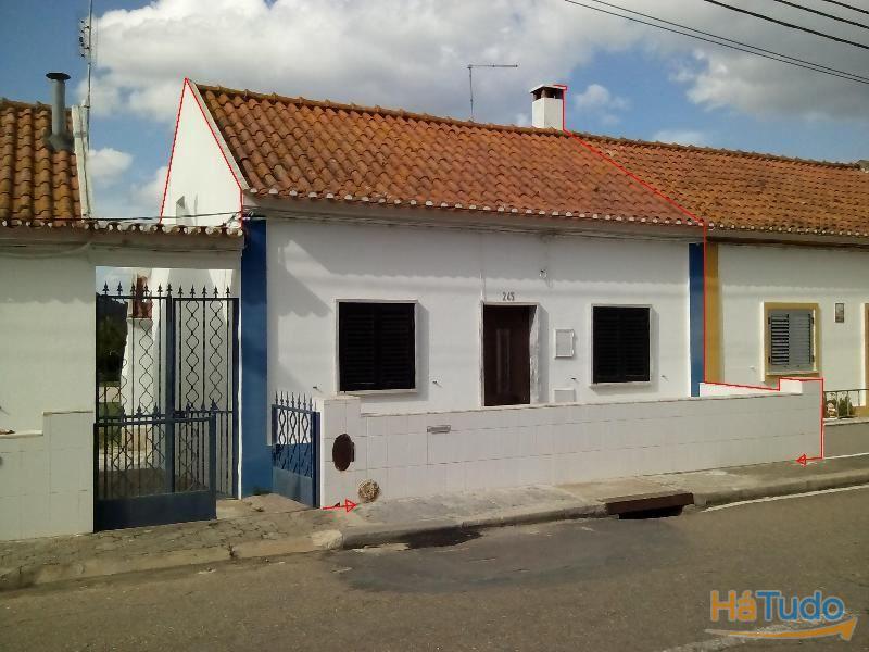 *** Conjunto de 3 moradias térreas com logradouro comum, localizadas na Vila de Mora. *** Conjunto de 3 moradias térreas com logradouro comum, localizadas na Vila de Mora.