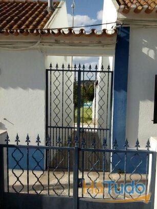 *** Conjunto de 3 moradias térreas com logradouro comum, localizadas na Vila de Mora. *** Conjunto de 3 moradias térreas com logradouro comum, localizadas na Vila de Mora.
