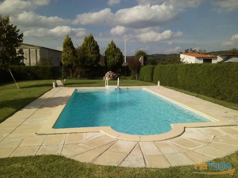 *** Conjunto de 3 moradias térreas com logradouro comum, localizadas na Vila de Mora. *** Conjunto de 3 moradias térreas com logradouro comum, localizadas na Vila de Mora.