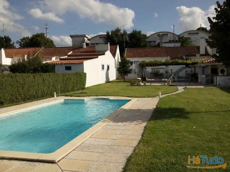 *** Conjunto de 3 moradias térreas com logradouro comum, localizadas na Vila de Mora. *** Conjunto de 3 moradias térreas com logradouro comum, localizadas na Vila de Mora.