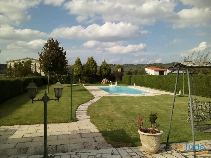 *** Conjunto de 3 moradias térreas com logradouro comum, localizadas na Vila de Mora. *** Conjunto de 3 moradias térreas com logradouro comum, localizadas na Vila de Mora.