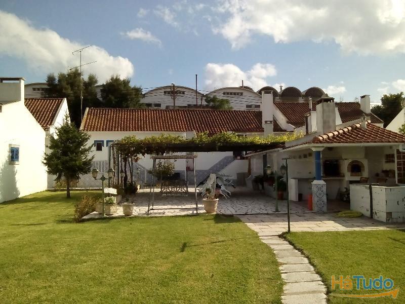 *** Conjunto de 3 moradias térreas com logradouro comum, localizadas na Vila de Mora. *** Conjunto de 3 moradias térreas com logradouro comum, localizadas na Vila de Mora.