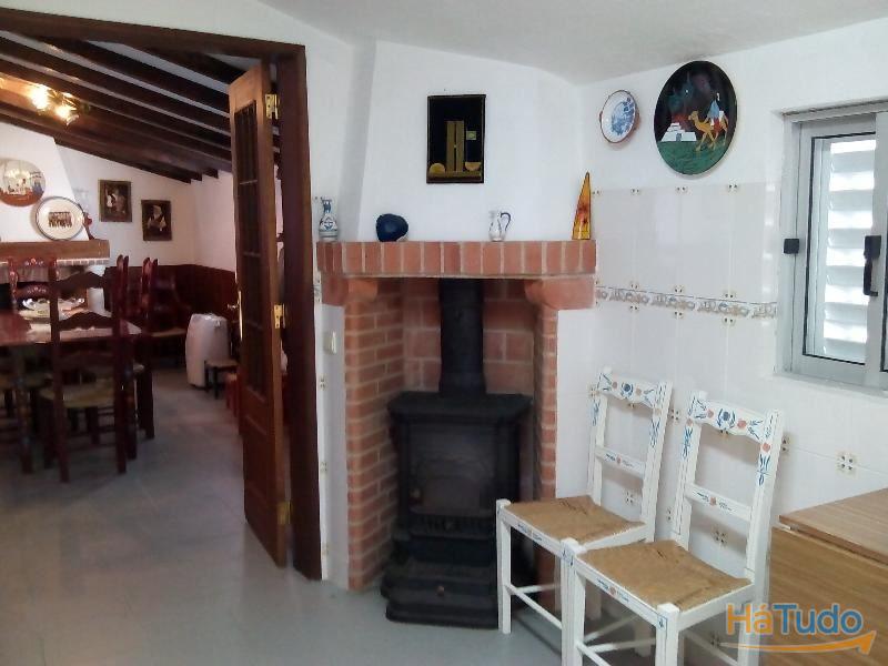 *** Conjunto de 3 moradias térreas com logradouro comum, localizadas na Vila de Mora. *** Conjunto de 3 moradias térreas com logradouro comum, localizadas na Vila de Mora.