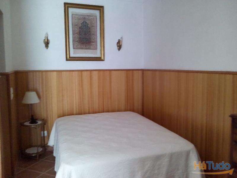 *** Conjunto de 3 moradias térreas com logradouro comum, localizadas na Vila de Mora. *** Conjunto de 3 moradias térreas com logradouro comum, localizadas na Vila de Mora.