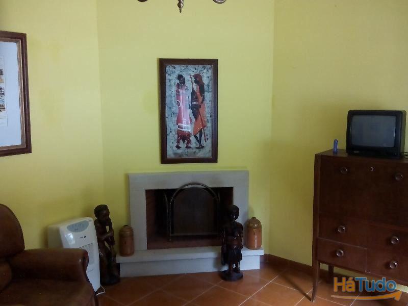 *** Conjunto de 3 moradias térreas com logradouro comum, localizadas na Vila de Mora. *** Conjunto de 3 moradias térreas com logradouro comum, localizadas na Vila de Mora.