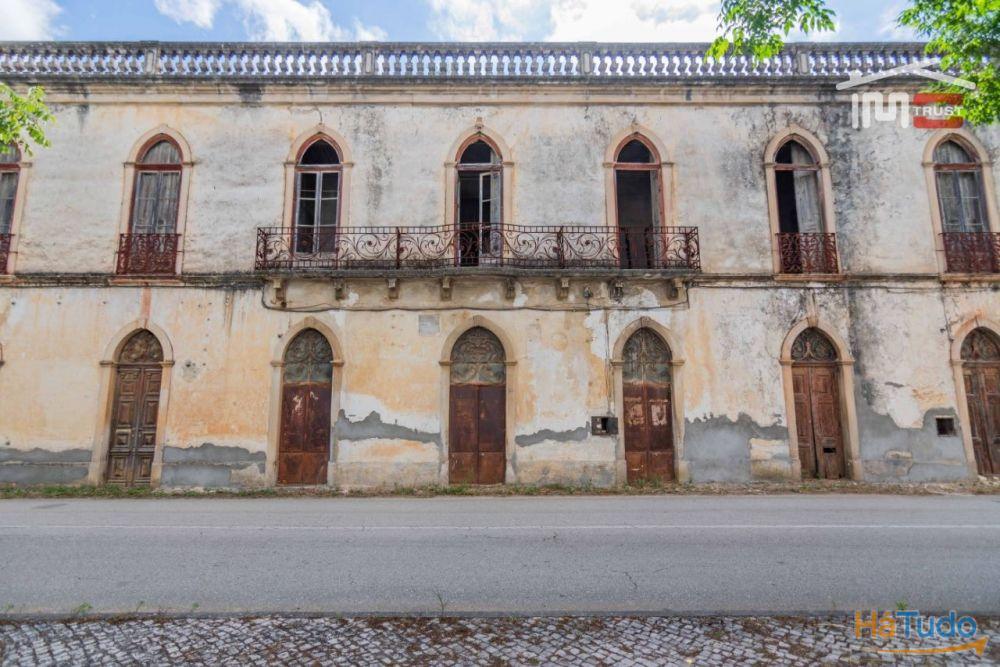 Edifício para restauro em frente á estação de Fátima Edifício para restauro em frente á estação de Fátima