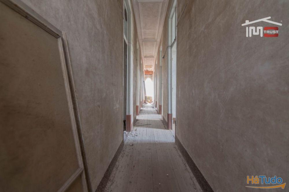 Edifício para restauro em frente á estação de Fátima Edifício para restauro em frente á estação de Fátima