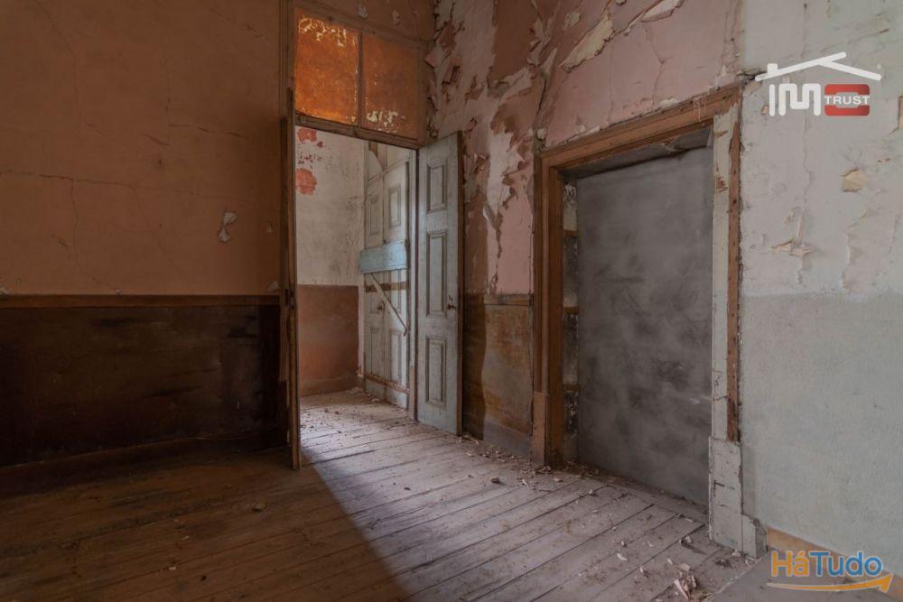 Edifício para restauro em frente á estação de Fátima Edifício para restauro em frente á estação de Fátima