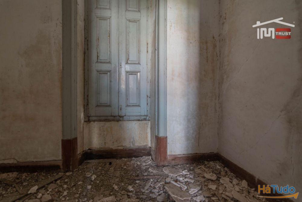 Edifício para restauro em frente á estação de Fátima Edifício para restauro em frente á estação de Fátima