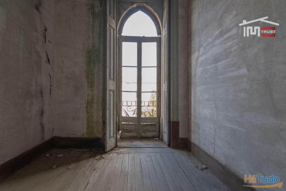Edifício para restauro em frente á estação de Fátima Edifício para restauro em frente á estação de Fátima