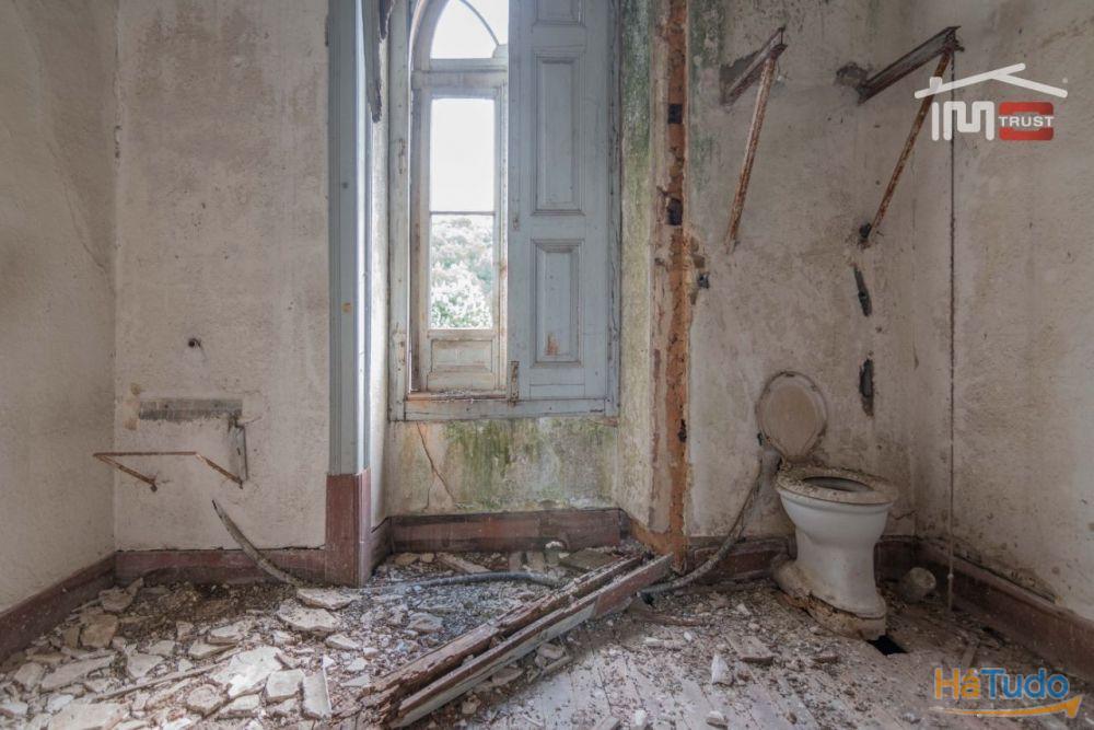 Edifício para restauro em frente á estação de Fátima Edifício para restauro em frente á estação de Fátima