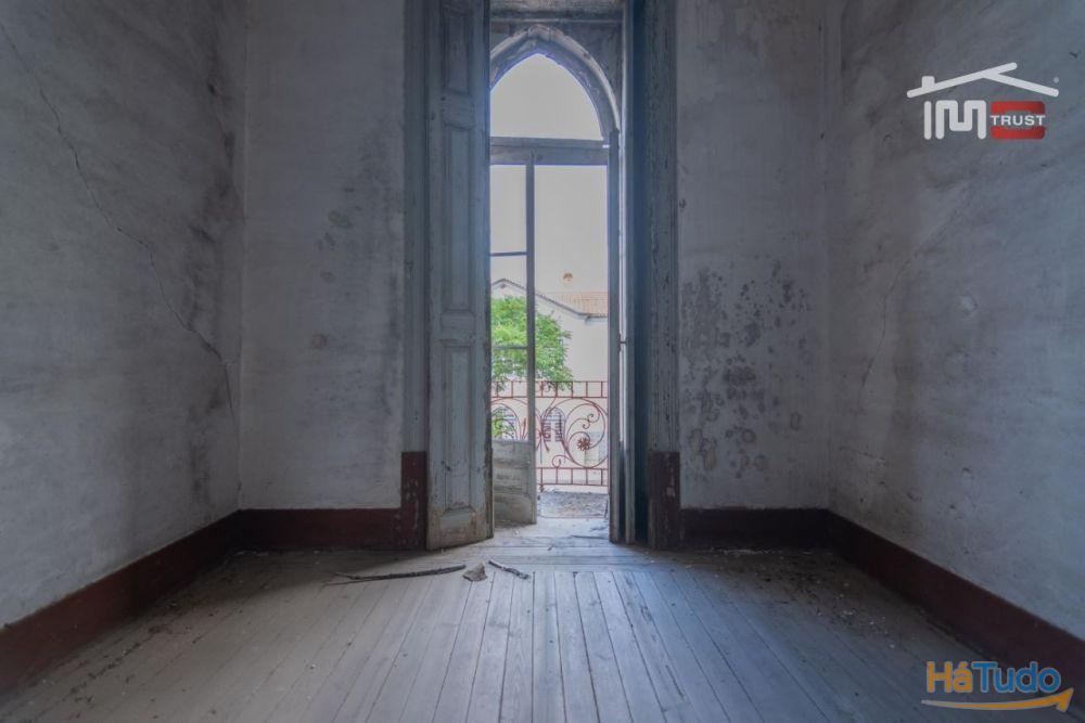 Edifício para restauro em frente á estação de Fátima Edifício para restauro em frente á estação de Fátima