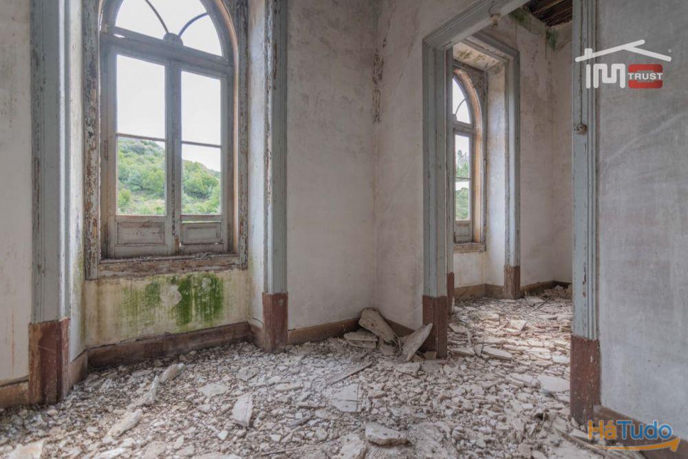 Edifício para restauro em frente á estação de Fátima Edifício para restauro em frente á estação de Fátima