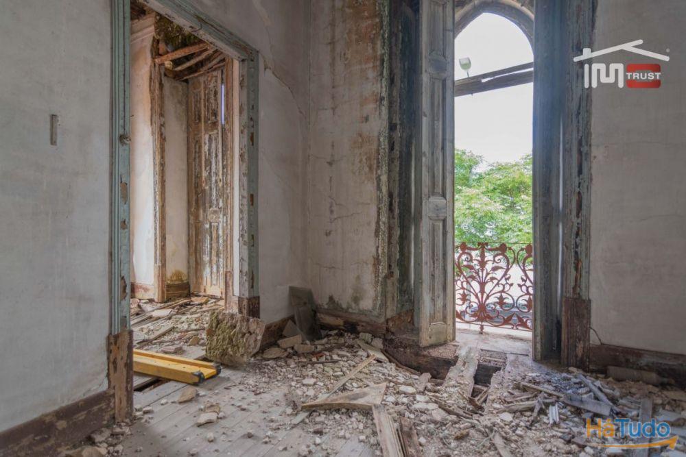 Edifício para restauro em frente á estação de Fátima Edifício para restauro em frente á estação de Fátima