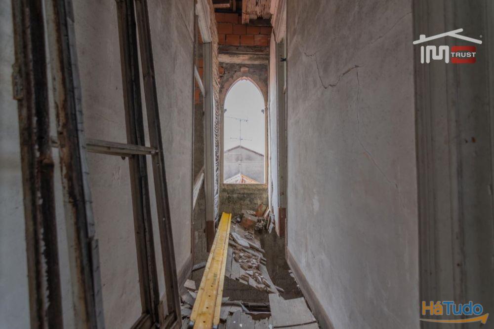 Edifício para restauro em frente á estação de Fátima Edifício para restauro em frente á estação de Fátima