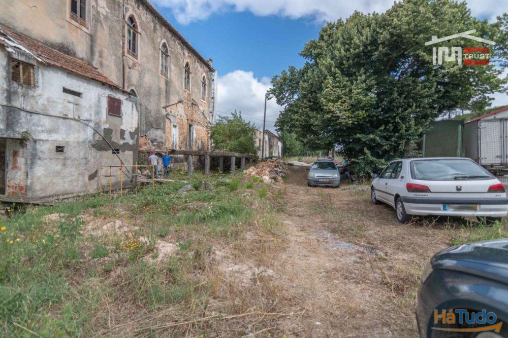 Edifício para restauro em frente á estação de Fátima Edifício para restauro em frente á estação de Fátima