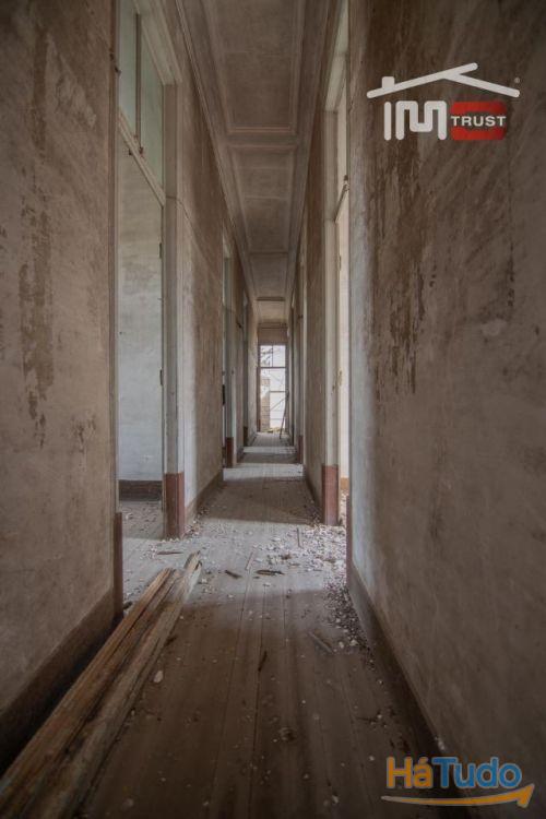 Edifício para restauro em frente á estação de Fátima Edifício para restauro em frente á estação de Fátima