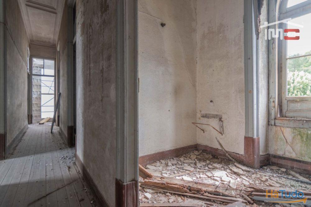 Edifício para restauro em frente á estação de Fátima Edifício para restauro em frente á estação de Fátima