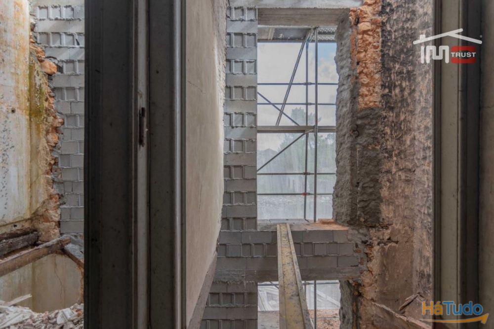 Edifício para restauro em frente á estação de Fátima Edifício para restauro em frente á estação de Fátima