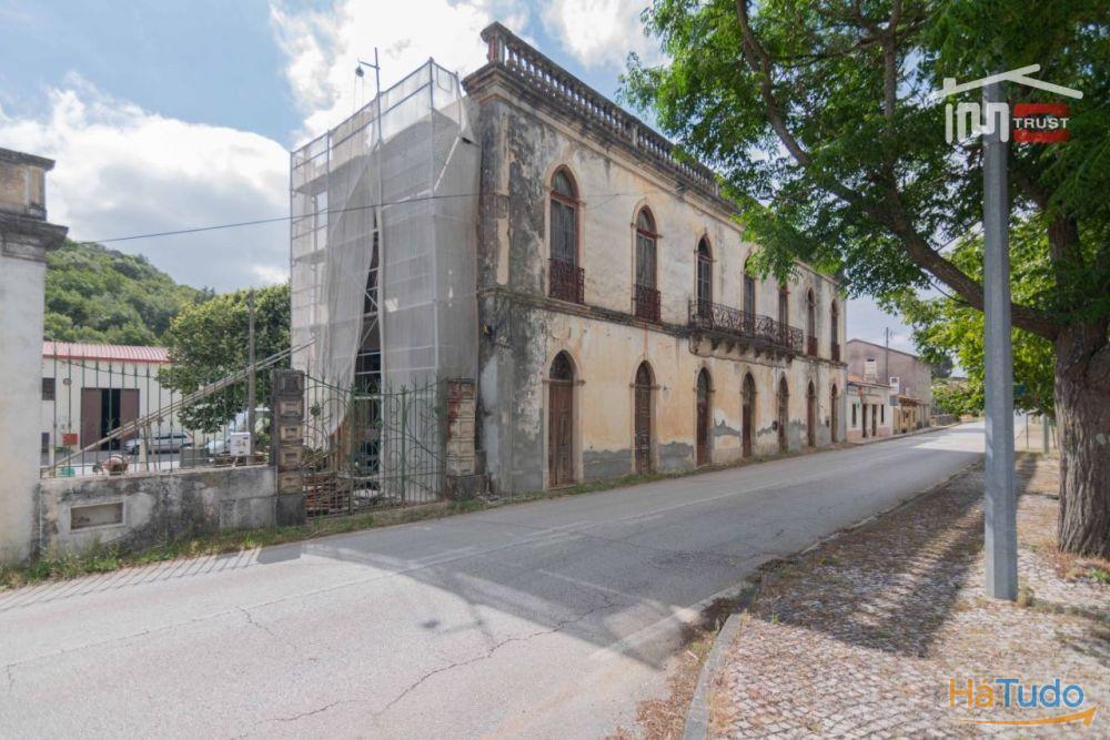 Edifício para restauro em frente á estação de Fátima Edifício para restauro em frente á estação de Fátima