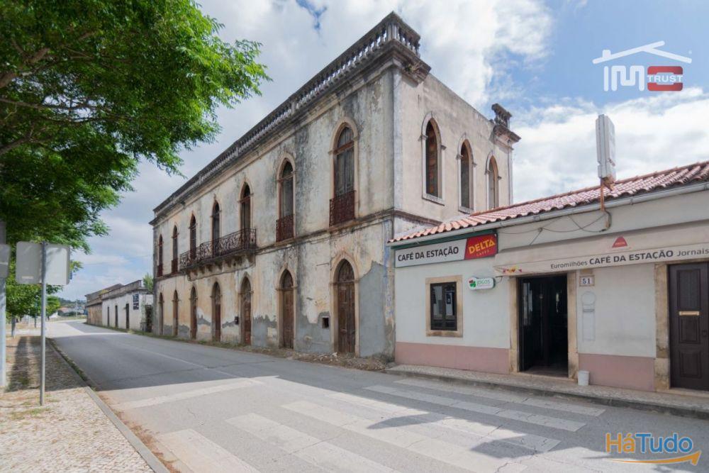 Edifício para restauro em frente á estação de Fátima Edifício para restauro em frente á estação de Fátima