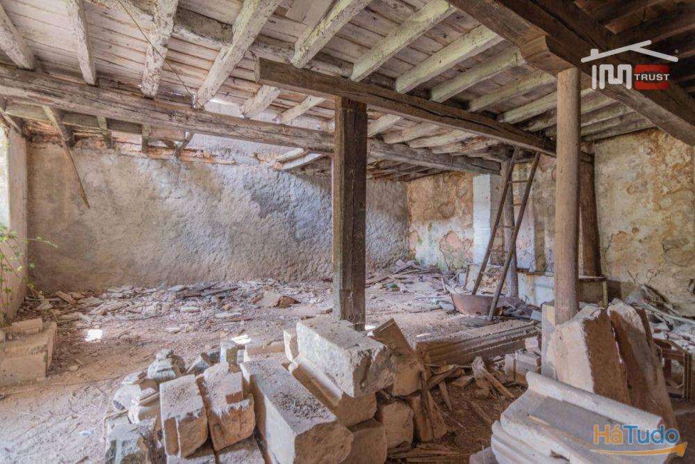 Edifício para restauro em frente á estação de Fátima Edifício para restauro em frente á estação de Fátima