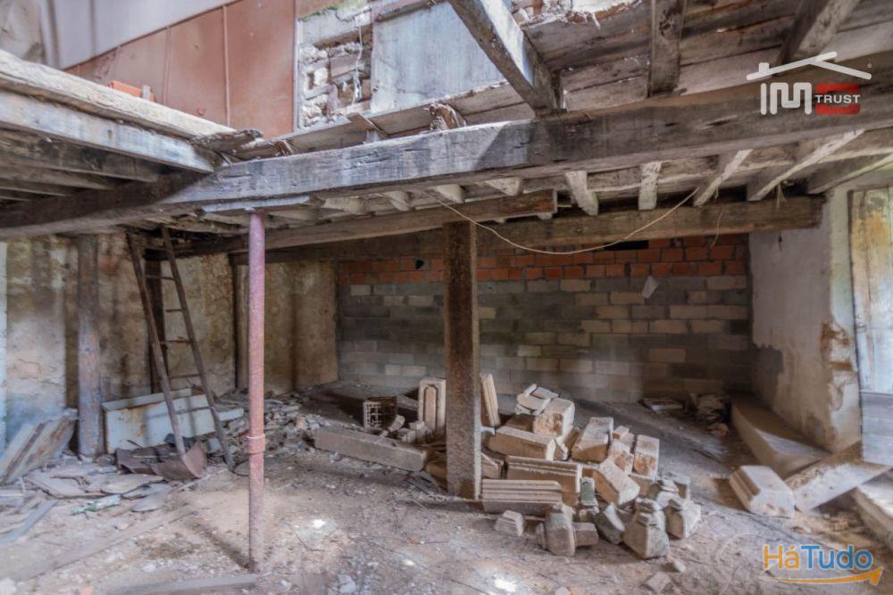 Edifício para restauro em frente á estação de Fátima Edifício para restauro em frente á estação de Fátima