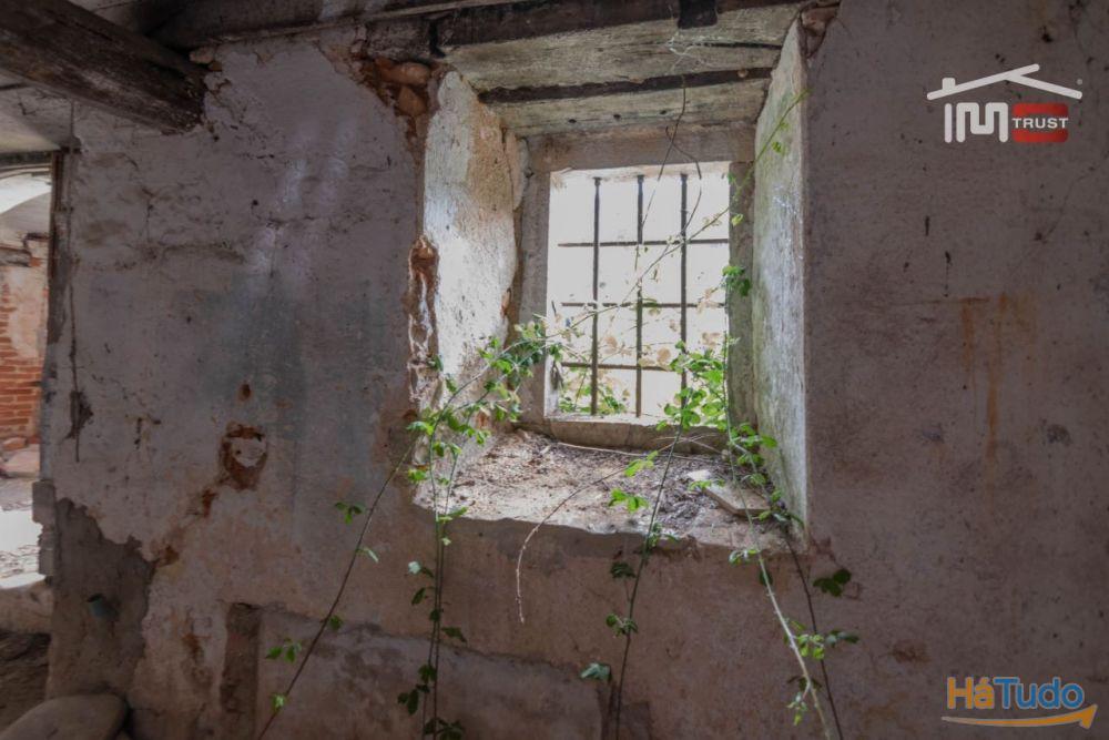 Edifício para restauro em frente á estação de Fátima Edifício para restauro em frente á estação de Fátima