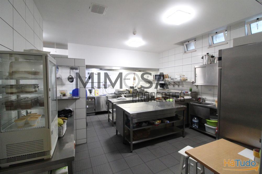 Loja com 2 licenças e grande potencial em zona movimentada Loja com 2 licenças e grande potencial em zona movimentada