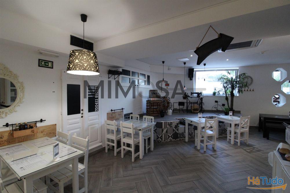 Loja com 2 licenças e grande potencial em zona movimentada Loja com 2 licenças e grande potencial em zona movimentada