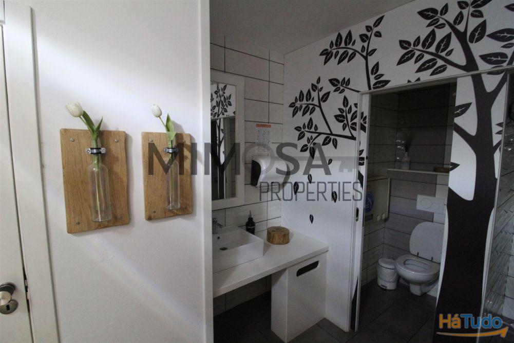 Loja com 2 licenças e grande potencial em zona movimentada Loja com 2 licenças e grande potencial em zona movimentada