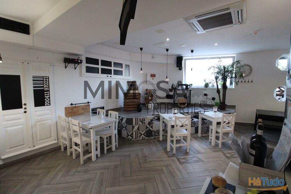 Loja com 2 licenças e grande potencial em zona movimentada Loja com 2 licenças e grande potencial em zona movimentada