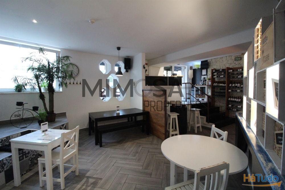 Loja com 2 licenças e grande potencial em zona movimentada Loja com 2 licenças e grande potencial em zona movimentada